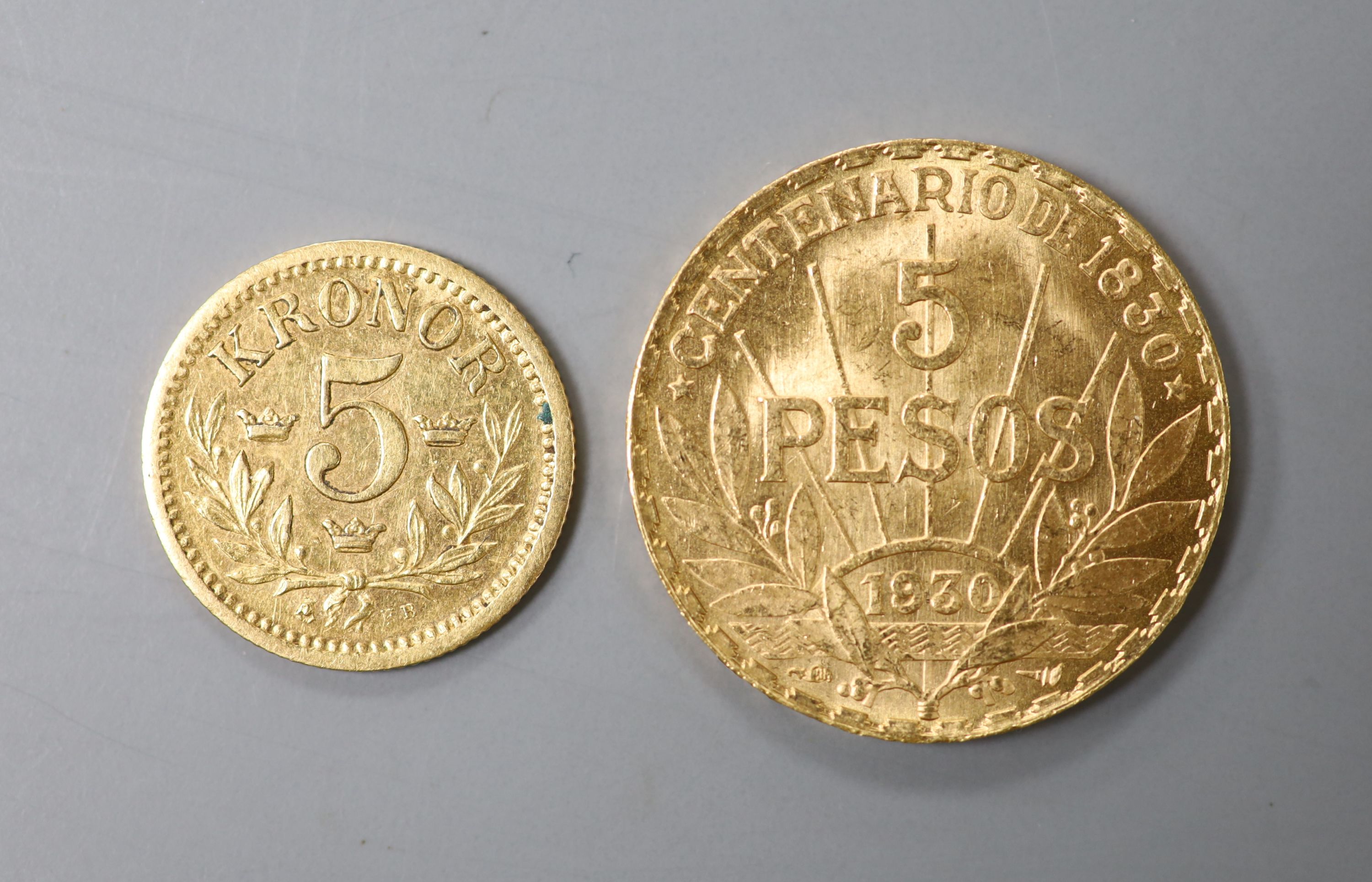 A Uruguay gold 5 Pesos 1930, EF, 8.48g and a Swedish Oscar II gold 5 kronor 1886, 2.42g